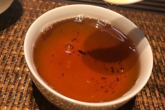 大紅袍第一泡要倒掉嗎，洗茶水需倒掉但第一泡出湯