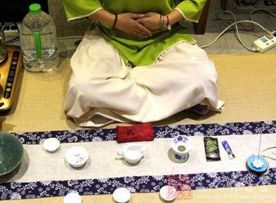 女士喝茶的手勢，女人正確喝茶手勢姿勢圖