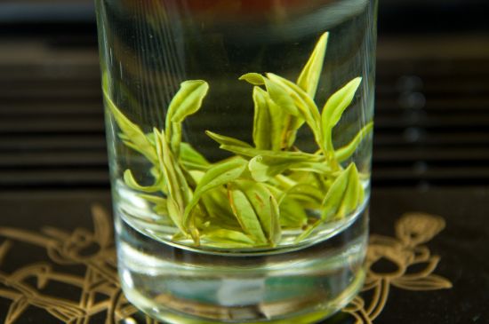 安吉白茶冷藏好還是冷凍好？這個(gè)需要根據(jù)存放時(shí)間來選擇