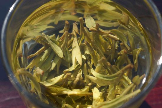 安吉白茶冷藏好還是冷凍好？這個(gè)需要根據(jù)存放時(shí)間來選擇