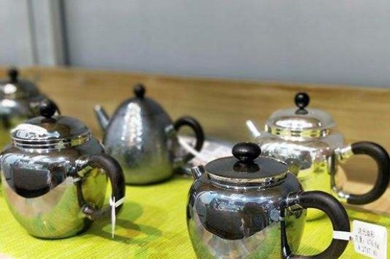 銀壺?zé)笏镉泻谏臇|西，為什么銀壺里有黑點