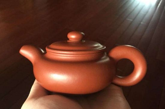 朱泥<a href=http://m.jiaodonghuabobo.com/chaju/zisha/ target=_blank class=infotextkey>紫砂壺如何開壺</a>，朱泥壺日常泡茶養(yǎng)護(hù)