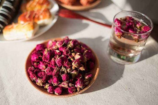 玫瑰花茶的功效與作用，堅持喝一個月玫瑰花茶會怎樣？