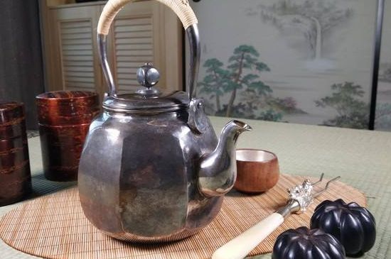 銀壺泡茶后為什么會(huì)變黑，銀壺內(nèi)膽發(fā)黑怎么辦