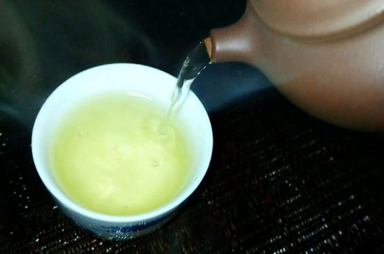 一天什么時(shí)候喝黑茶最好，喝黑茶一天最佳時(shí)間和季節(jié)