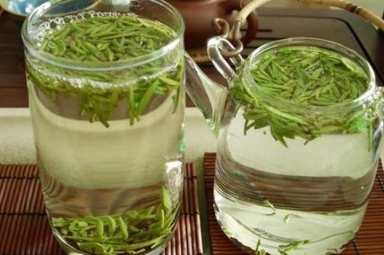 竹葉青和雀舌哪個(gè)貴，竹葉<a href=http://m.jiaodonghuabobo.com/fenlei/wulongcha/ target=_blank class=infotextkey>青茶</a>貴嗎？