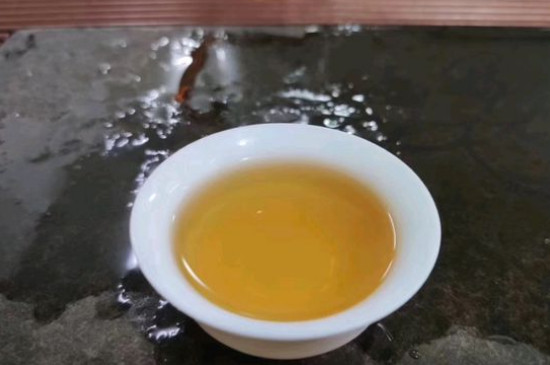 新舊白茶怎么區(qū)分，怎么分辨白茶是新還是舊