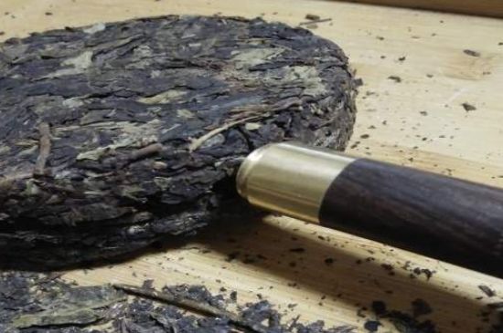 伏茶里的金花是黃曲霉素嗎，金花茯茶里的是什么菌