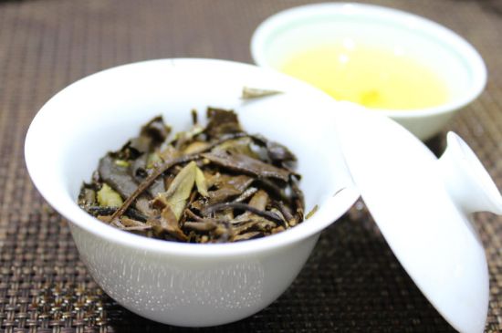 怎么撬老白茶茶餅不容易碎，福鼎白茶如何撬茶方法