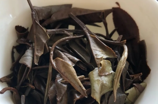 老白茶上火還是去火？夏季喝煮的老白茶會容易上火！